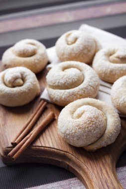 Tarçın ile salyangoz şeker kurabiye