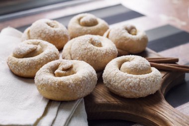 Tarçın ile salyangoz şeker kurabiye