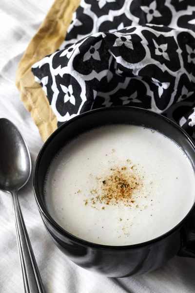 Sopa de Coliflor (Creme du Barry) en tazón negro — Foto de Stock