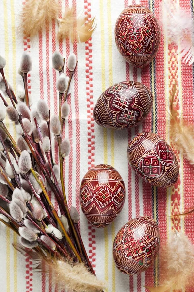 Páscoa ainda vida com Pysanka em tecido ucraniano tradicional. Ovos de Páscoa decorados, tradicionais para a cultura da Europa Oriental. deitado plano — Fotografia de Stock