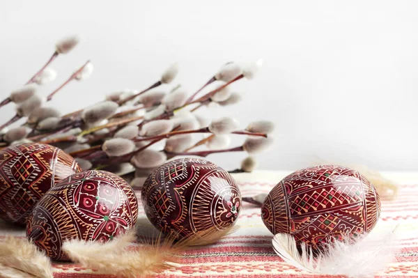 Pâques nature morte avec Pysanka sur tissu ukrainien traditionnel. Œufs de Pâques décorés, traditionnels pour la culture de l'Europe de l'Est. Espace de copie — Photo
