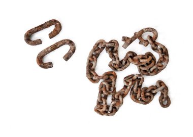 Beyaz arka planda eski paslı C şeklinde kazıyıcılar ve zincir 