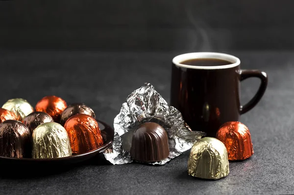 Шоколадні Цукерки Загорнуті Різнокольорову Фольгу Тарілці Дві Чашки Гарячої Кави — стокове фото