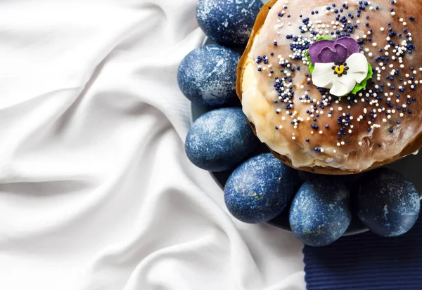 Gâteau Pâques Décoré Fleurs Sucre Œufs Couleur Bleue Sur Une — Photo