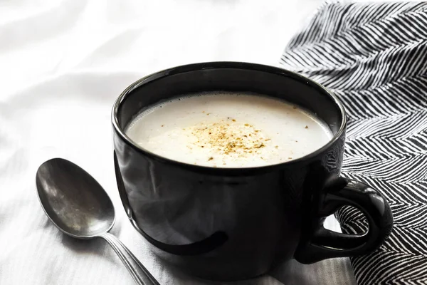 Sopa Coliflor Creme Barry Tazón Negro Sobre Fondo Blanco Con — Foto de Stock