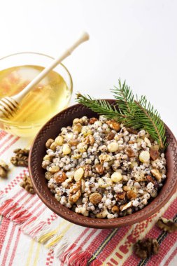 Kutia ya da kutya, geleneksel olarak Ukrayna, Belarus ve Rusya 'da Doğu Ortodoks Hıristiyanların Noel boyunca sunduğu tatlı soslu bir tören tahıl tabağıdır.