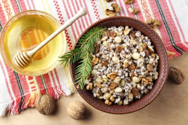 Kutia veya kutya, Ukrayna, Belarus ve Rusya 'da geleneksel olarak Doğu Ortodoks Hıristiyanlar tarafından Ürdün bayramı bayramı ziyafeti ve bir cenaze ziyafeti kapsamında sunulan tatlı soslu bir tören tahıl tabağıdır. Düz yatış, üst görünüm