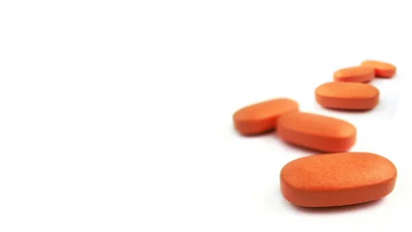 Oranje Pillen Geïsoleerd Witte Achtergrond Met Kopieerruimte Ondiepe Diepte — Stockfoto