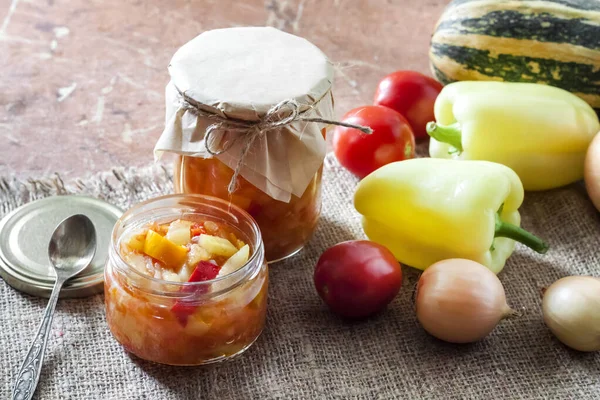 Hemlagad Bevara Zucchini Och Paprika Sallad Glasburk Med Ingredienser Bakgrunden — Stockfoto