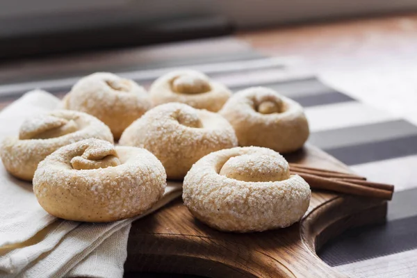 Galletas de azúcar de caracol con canela sobre tabla de madera —  Fotos de Stock