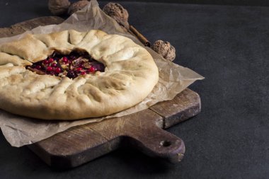 Elmalı ev yapımı galette turtası, yaşlı böğürtlen ve taşralı koyu arkaplanlı taze ahududu ile süslenmiş ceviz. Boşluğu kopyala