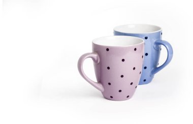 Pembe ve mavi noktalı kupalar kırpma yolu ile beyaz arkaplanda izole edilmiş, boşluk kopyala