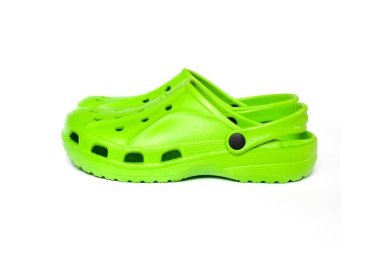 Beyaz arka planda yalıtılmış parlak yeşil takunya çifti