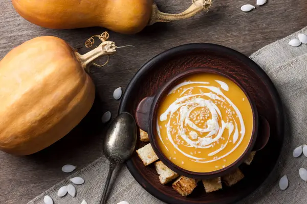 Soupe Citrouille Avec Crème Graines Sésame Dans Bol Céramique Marron — Photo