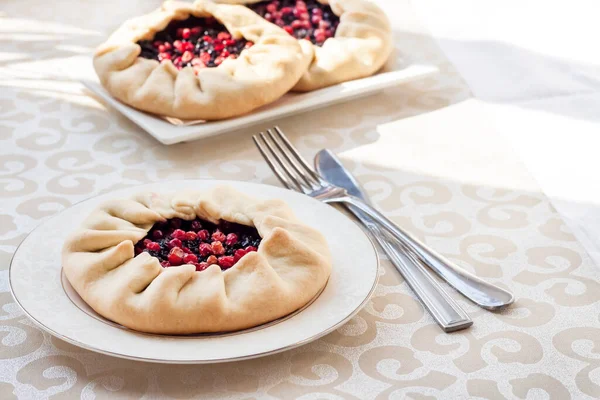 Sabroso Desayuno Galette Dulce Casera Con Bayas Saúco Fresas Plato —  Fotos de Stock