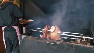 Domuz eti bir mangal üzerinde pişirilir.