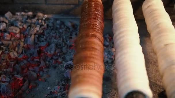 Trdelnik bak op kolen. — Stockvideo