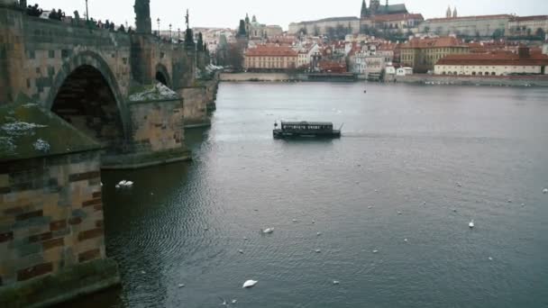 O pequeno navio desce o rio Vltava . Filmagem De Stock