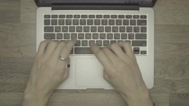  Bir tablo, 4 yetersiz k görüntüleri 24 fps çekim dizüstü kullanarak genç adam eller