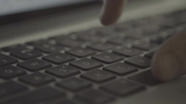Parmak klavye closeup, 4 yetersiz k görüntüleri 24 fps çekim yazarak 