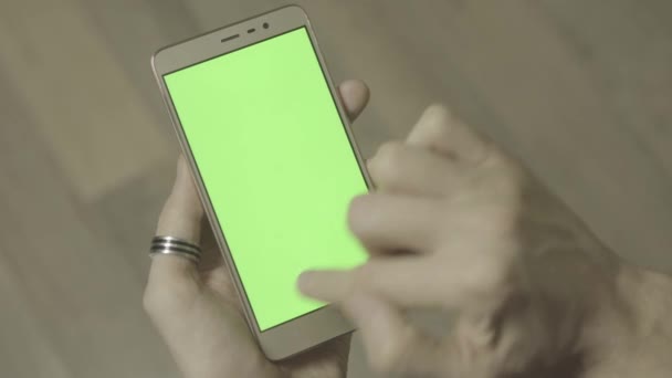 Homem usando smartphone com tela verde. Close-up mãos de tiro com celular, 4k imagens não graduadas filmadas em 24fps — Vídeo de Stock