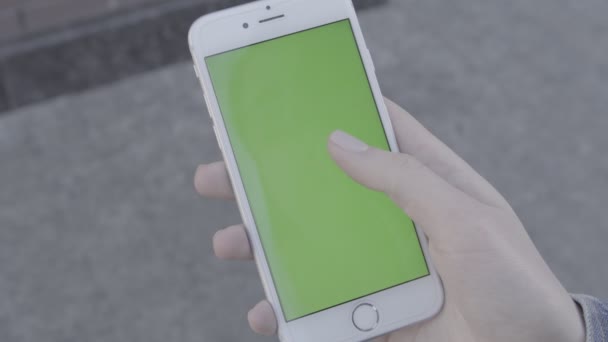 Teléfono celular de pantalla verde 4K Apple iPhone — Vídeo de stock