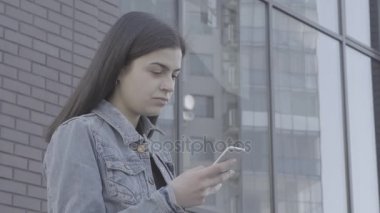 Onun değmek perde telefon 4 k kullanarak çekici genç kadın