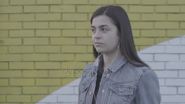 Jovem Mulher ouvindo música na cidade 4K — Vídeo de Stock