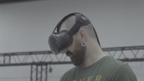 Hombre barbudo joven usando visor 3D VR — Vídeo de stock