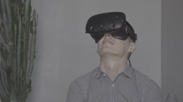 Hombre joven usando visor de realidad virtual 3D — Vídeos de Stock