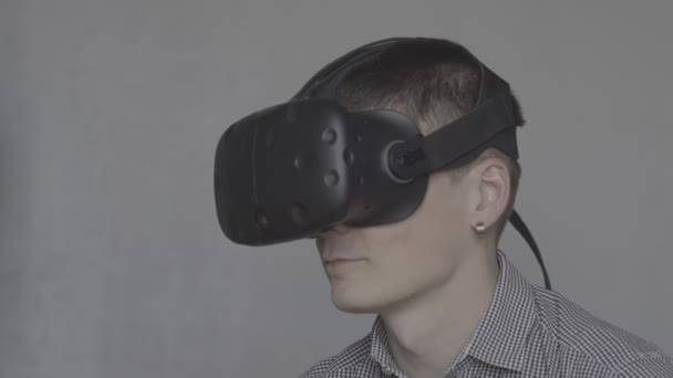 Jovem usando visualizador 3D VR — Vídeo de Stock