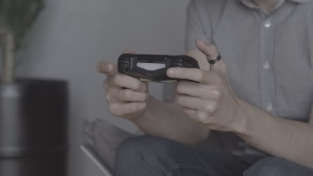 Jonge man spelen videospelletjes met virtual reality headset en joystick — Stockvideo