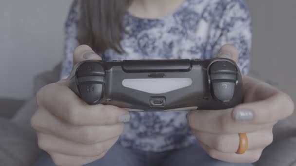 Młoda kobieta, grając w gry wideo z zestaw wirtualnej rzeczywistości i joystick — Wideo stockowe