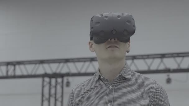 Ung man med 3d Vr viewer — Stockvideo