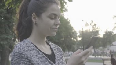 Onun değmek perde telefon 4 k kullanarak çekici genç kadın