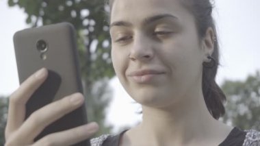 Onun değmek perde telefon 4 k kullanarak çekici genç kadın