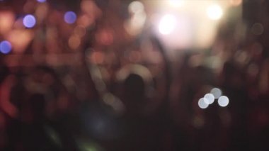 Yavaş çekimde bir konserde parti insanlar kalabalık