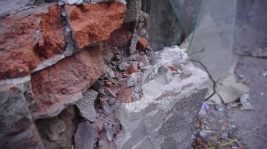 Eski brocken kırmızı tuğla duvar