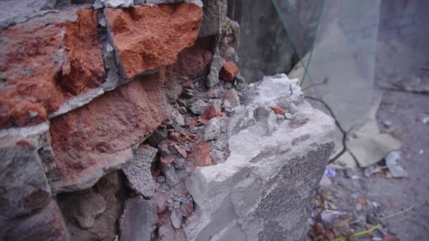 Alte zerbrochene rote Backsteinmauer — Stockvideo