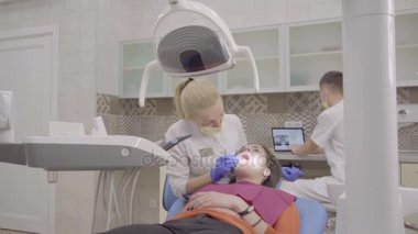 Çekici bir kadın tedavi kadın diş hekimi