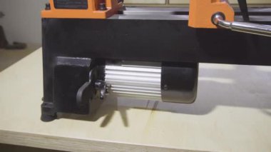 Marangoz atölyesindeki marangoz torna makinesi.