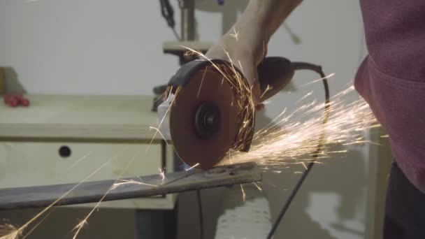 Rzemieślnik Piłujący Metal Szlifierką Dyskową Warsztacie Muchy Iskry Gorącego Metalu — Wideo stockowe