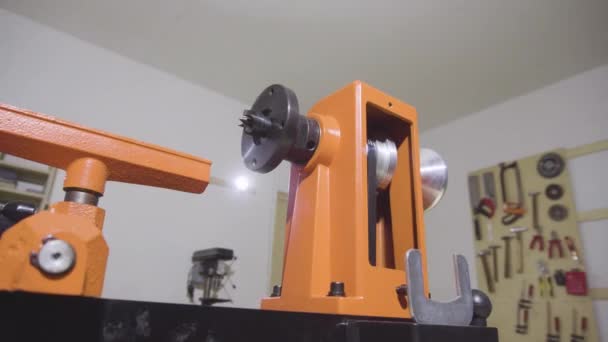 Ξυλουργική Μηχανή Τόρνου Στο Εργαστήριο Ξυλουργού — Αρχείο Βίντεο