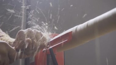 Marangoz atölyesindeki marangoz torna makinesi.