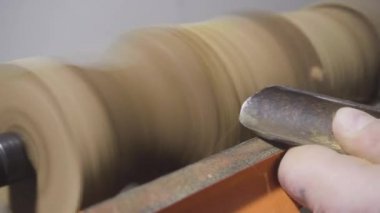 Marangoz atölyesindeki marangoz torna makinesi.