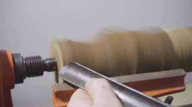 Marangoz atölyesindeki marangoz torna makinesi.