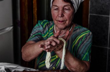 Büyükanne köfte içine hamur rulo