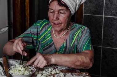 Büyükanne köfte doldurulmuş
