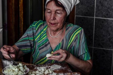 Büyükanne gerçek Şef her şeyi yapar