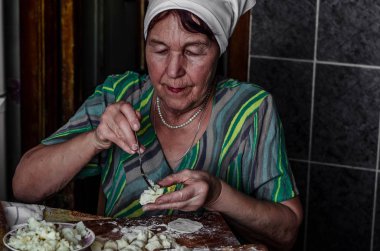 Büyükanne hamur ravioli yapar